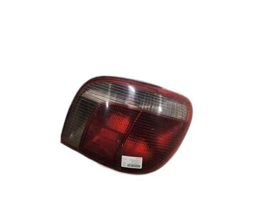 Piloto trasero izquierdo 5308701 de Toyota Yaris (ncp1/nlp1/scp1)